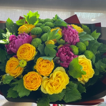 Букет из пионов и хризантем